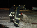 Feuerwehr baut Eisbahn in Ludwigsfelde Feuerwehr baut Eisbahn in Ludwigsfelde